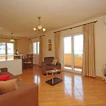 Apartment Orange House Podstrana