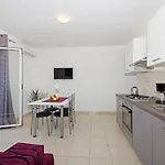 Orange House Apartment *
