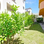 Apartment Orange House Podstrana