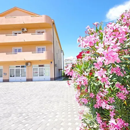 Orange House Ποντστράνα